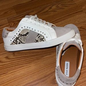 STEVE MADDEN SNAKE PRINT SNEAKS